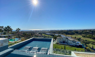 Sterk in prijs verlaagd! Instapklare moderne designvilla te koop met panoramisch golf- en zeezicht in een vijfsterren golfresort in Marbella - Benahavis 34627 