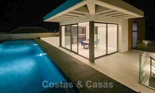 Sterk in prijs verlaagd! Instapklare moderne designvilla te koop met panoramisch golf- en zeezicht in een vijfsterren golfresort in Marbella - Benahavis 34628 