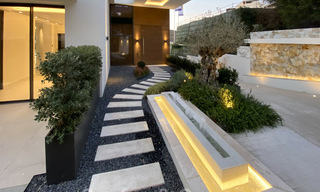 Sterk in prijs verlaagd! Instapklare moderne designvilla te koop met panoramisch golf- en zeezicht in een vijfsterren golfresort in Marbella - Benahavis 34633 