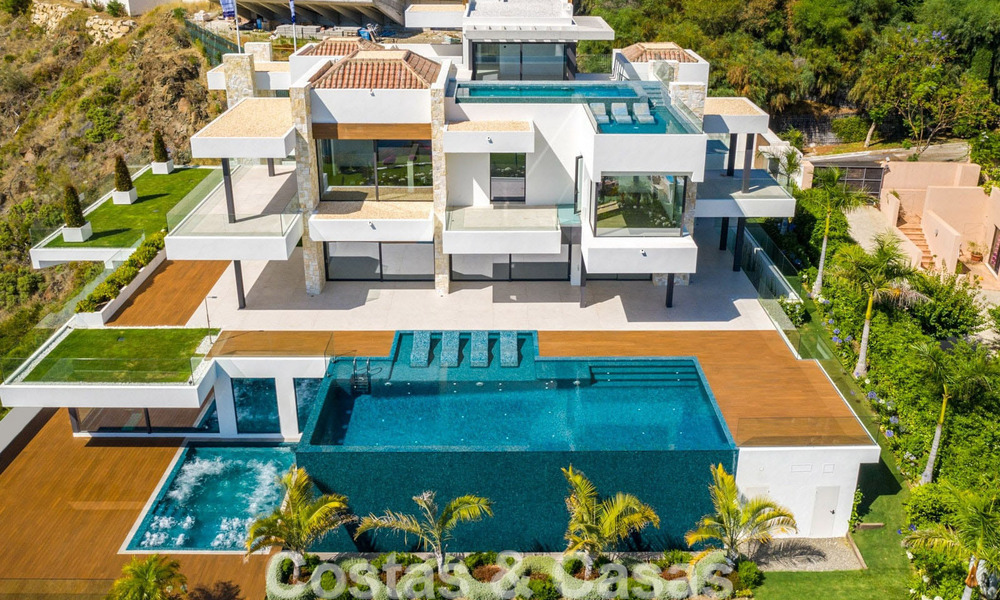 Sterk in prijs verlaagd! Instapklare moderne designvilla te koop met panoramisch golf- en zeezicht in een vijfsterren golfresort in Marbella - Benahavis 34636