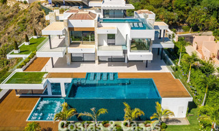 Sterk in prijs verlaagd! Instapklare moderne designvilla te koop met panoramisch golf- en zeezicht in een vijfsterren golfresort in Marbella - Benahavis 34636 