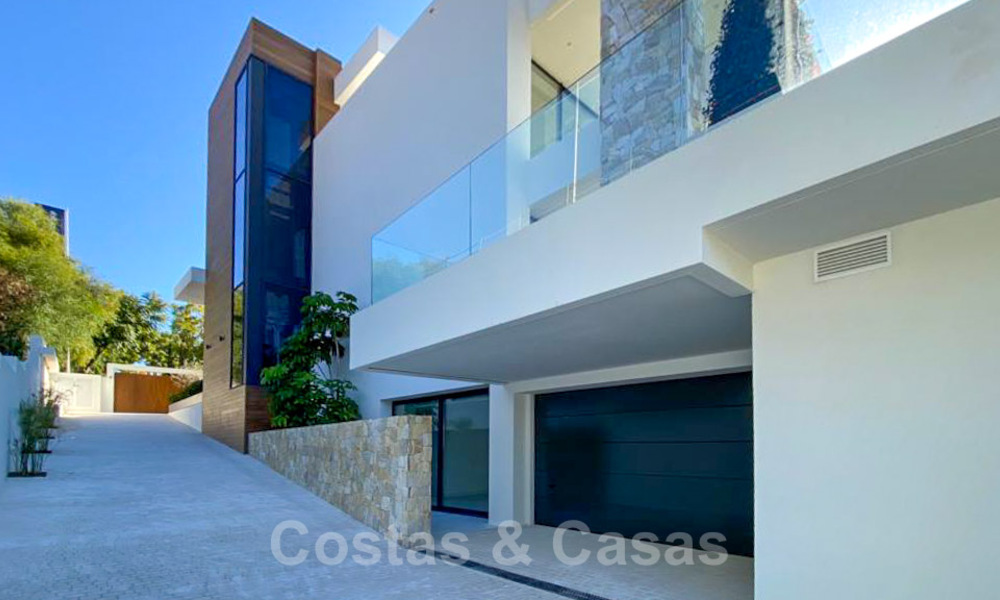 Sterk in prijs verlaagd! Instapklare moderne designvilla te koop met panoramisch golf- en zeezicht in een vijfsterren golfresort in Marbella - Benahavis 34637