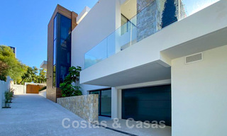 Sterk in prijs verlaagd! Instapklare moderne designvilla te koop met panoramisch golf- en zeezicht in een vijfsterren golfresort in Marbella - Benahavis 34637 