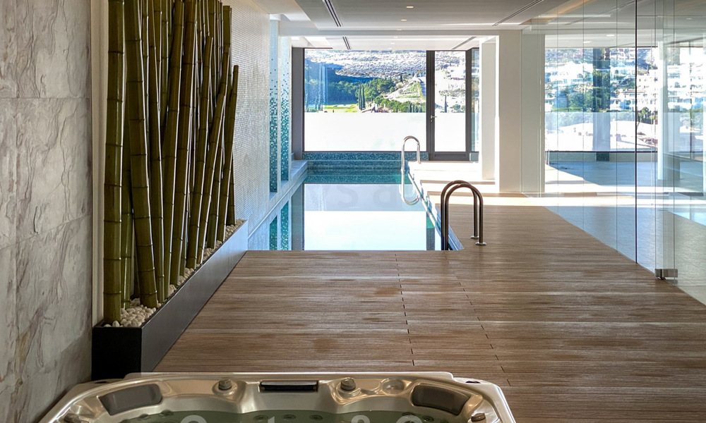 Sterk in prijs verlaagd! Instapklare moderne designvilla te koop met panoramisch golf- en zeezicht in een vijfsterren golfresort in Marbella - Benahavis 34640
