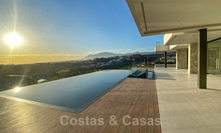 Sterk in prijs verlaagd! Instapklare moderne designvilla te koop met panoramisch golf- en zeezicht in een vijfsterren golfresort in Marbella - Benahavis 34641 