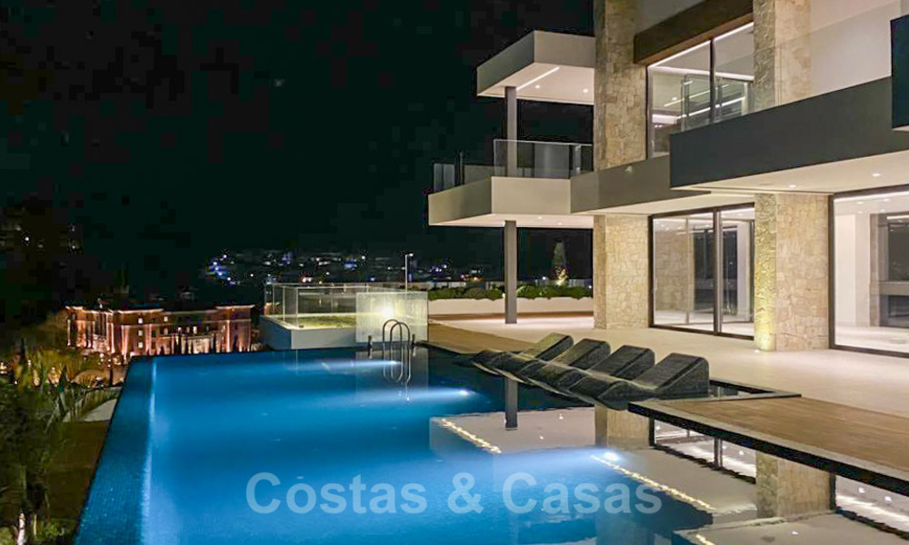 Sterk in prijs verlaagd! Instapklare moderne designvilla te koop met panoramisch golf- en zeezicht in een vijfsterren golfresort in Marbella - Benahavis 34646