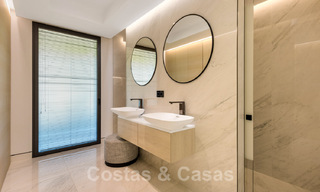 Neusje-van-de-zalm, modern instapklaar appartement te koop, direct aan het strand tussen Marbella en Estepona 34686 