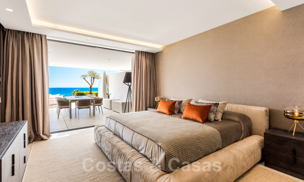 Neusje-van-de-zalm, modern instapklaar appartement te koop, direct aan het strand tussen Marbella en Estepona 34691