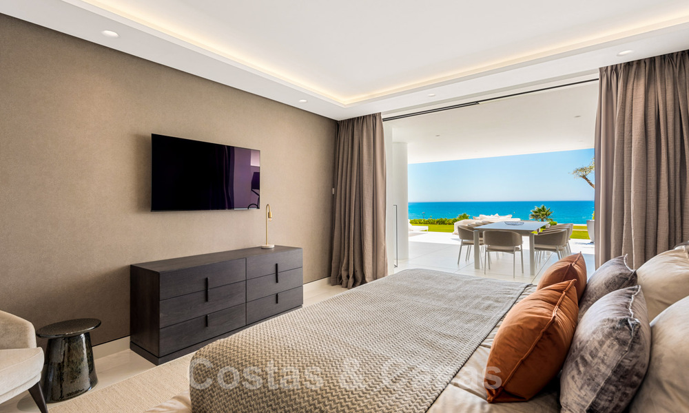 Neusje-van-de-zalm, modern instapklaar appartement te koop, direct aan het strand tussen Marbella en Estepona 34692