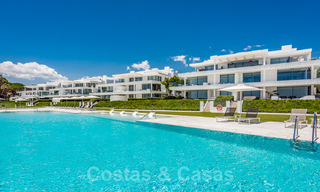 Neusje-van-de-zalm, modern instapklaar appartement te koop, direct aan het strand tussen Marbella en Estepona 34696 