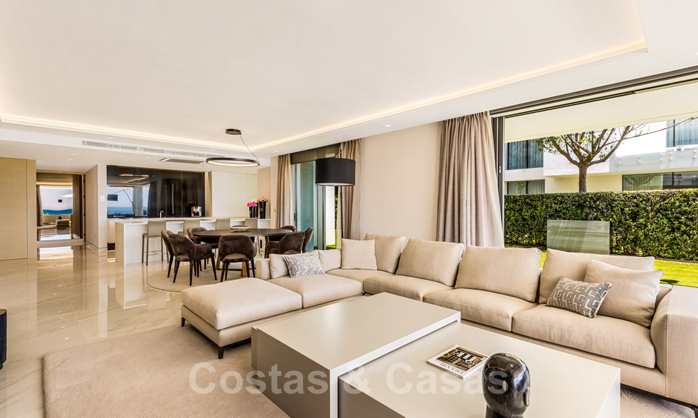 Neusje-van-de-zalm, modern instapklaar appartement te koop, direct aan het strand tussen Marbella en Estepona 34698