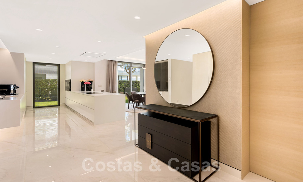 Neusje-van-de-zalm, modern instapklaar appartement te koop, direct aan het strand tussen Marbella en Estepona 34699