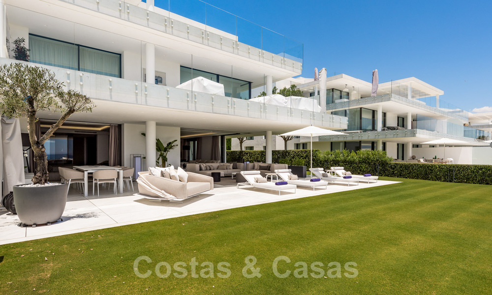 Neusje-van-de-zalm, modern instapklaar appartement te koop, direct aan het strand tussen Marbella en Estepona 34700