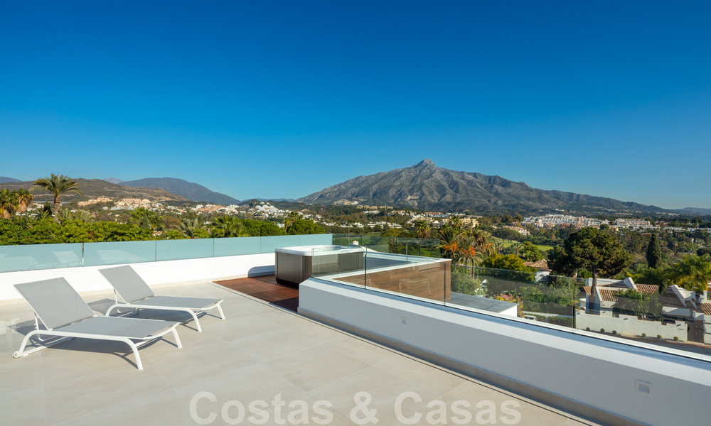 Designvilla in de zeer gewilde woonwijk Las Brisas in Nueva Andalucia met prachtig uitzicht op de La Concha berg in Marbella 34775
