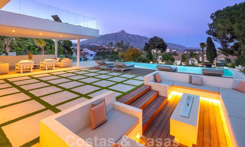 Designvilla in de zeer gewilde woonwijk Las Brisas in Nueva Andalucia met prachtig uitzicht op de La Concha berg in Marbella 34811