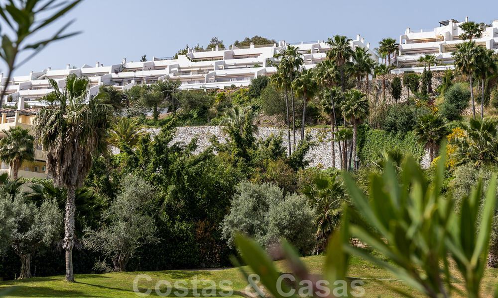 Smaakvol gerenoveerd appartement te koop met ruim terras, zee- en bergzicht in La Quinta golfresort, Benahavis - Marbella 34818