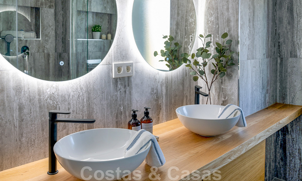 Eigentijds gerenoveerd appartement te koop met ruim terras, zee- en bergzicht in La Quinta golfresort, Benahavis - Marbella 34848