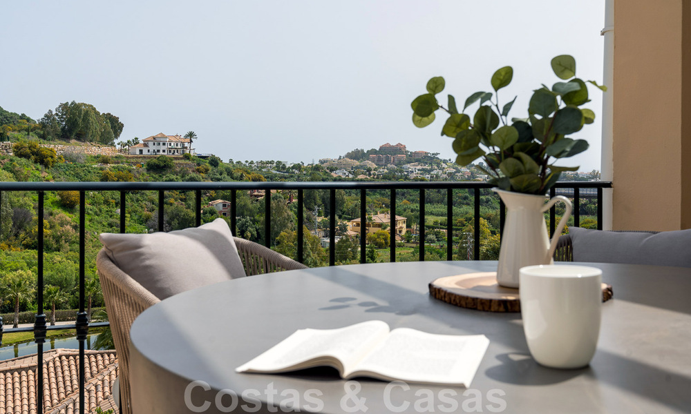 Eigentijds gerenoveerd appartement te koop met ruim terras, zee- en bergzicht in La Quinta golfresort, Benahavis - Marbella 34854