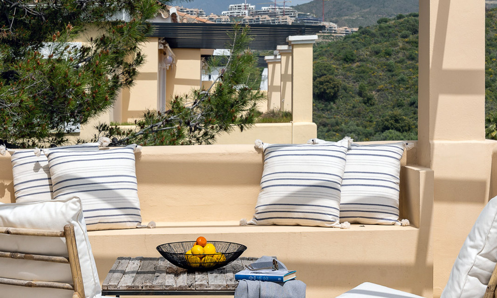 Eigentijds gerenoveerd appartement te koop met ruim terras, zee- en bergzicht in La Quinta golfresort, Benahavis - Marbella 34860