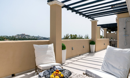 Eigentijds gerenoveerd appartement te koop met ruim terras, zee- en bergzicht in La Quinta golfresort, Benahavis - Marbella 34861