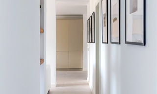 Eigentijds gerenoveerd appartement te koop met ruim terras, zee- en bergzicht in La Quinta golfresort, Benahavis - Marbella 34864 