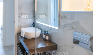 Eigentijds gerenoveerd appartement te koop met ruim terras, zee- en bergzicht in La Quinta golfresort, Benahavis - Marbella 34867 