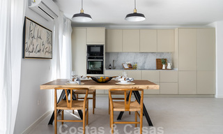 Eigentijds gerenoveerd appartement te koop met ruim terras, zee- en bergzicht in La Quinta golfresort, Benahavis - Marbella 34881 