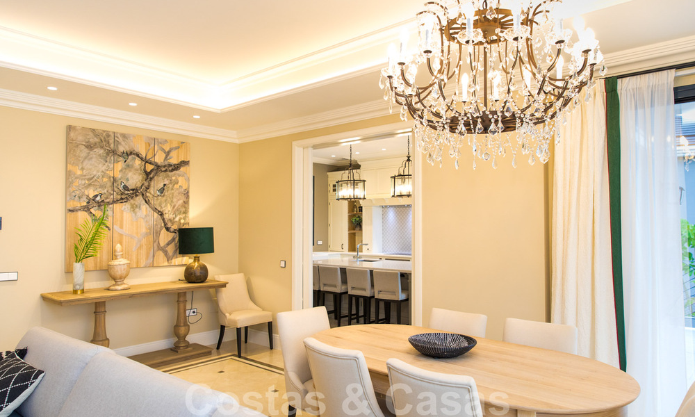 Nieuwe villa te koop in een eigentijdse klassieke stijl met zeezicht in vijfsterren golfresort in Marbella – Benahavis 34900