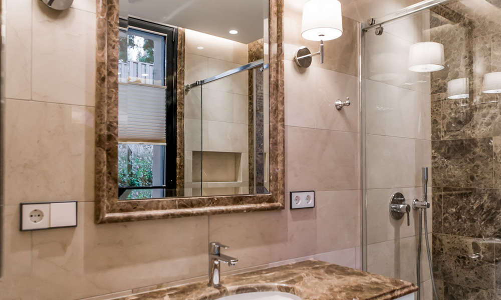 Luxevilla te koop in een eigentijdse klassieke stijl met zeezicht in vijfsterren golfresort in Marbella - Benahavis 775498