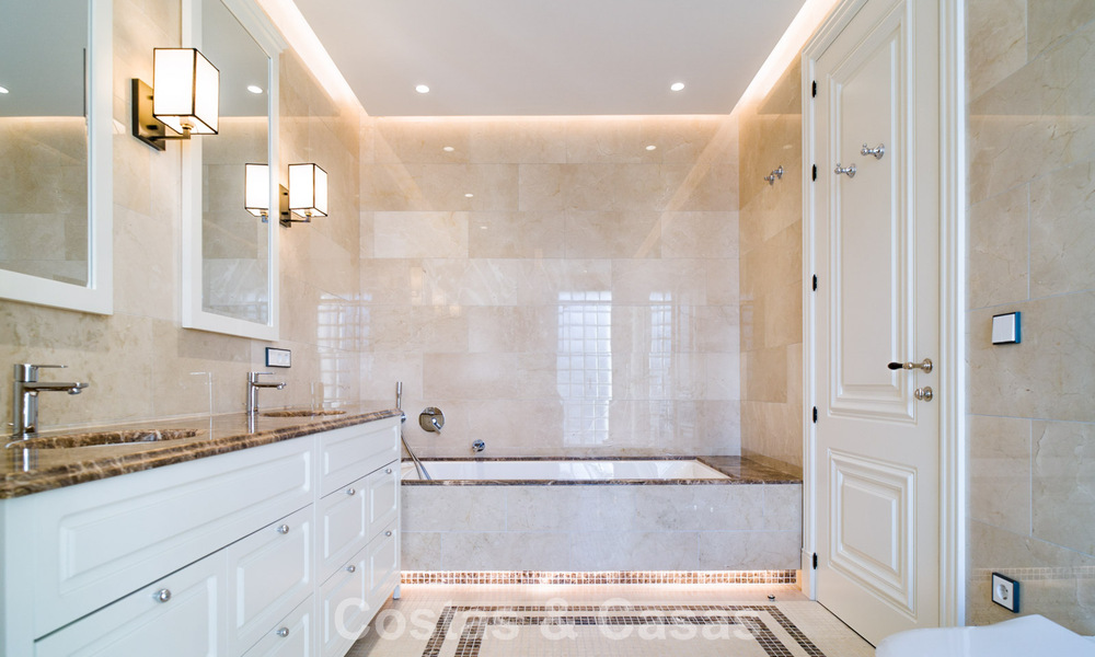 Luxevilla te koop in een eigentijdse klassieke stijl met zeezicht in vijfsterren golfresort in Marbella - Benahavis 775501