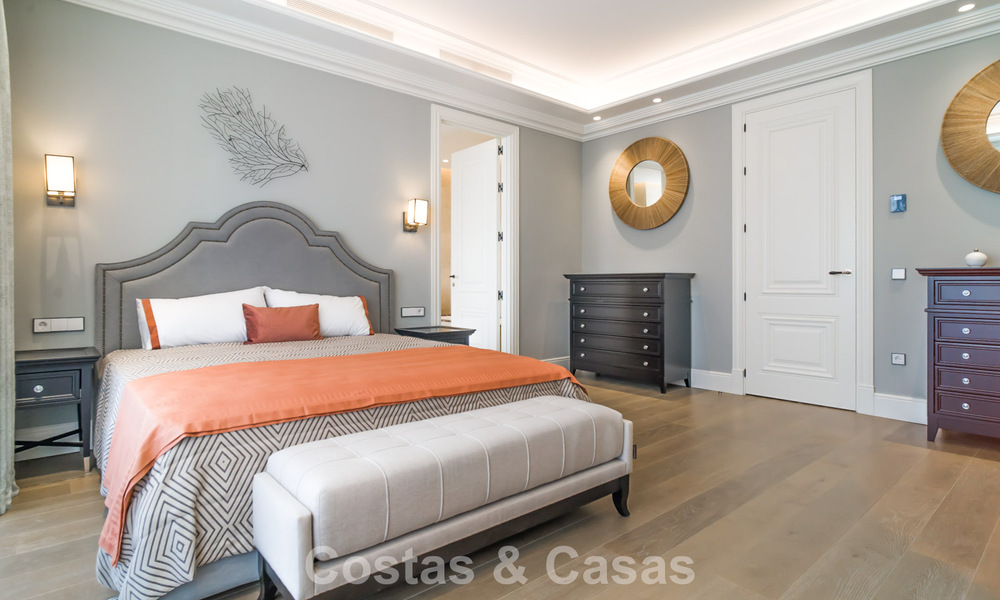 Luxevilla te koop in een eigentijdse klassieke stijl met zeezicht in vijfsterren golfresort in Marbella - Benahavis 775506
