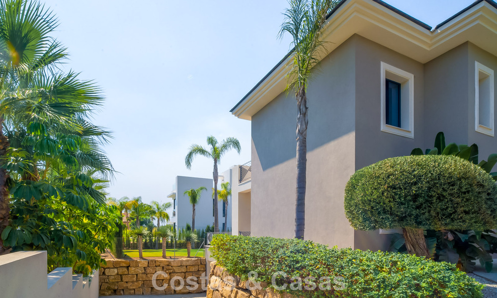 Luxevilla te koop in een eigentijdse klassieke stijl met zeezicht in vijfsterren golfresort in Marbella - Benahavis 775509