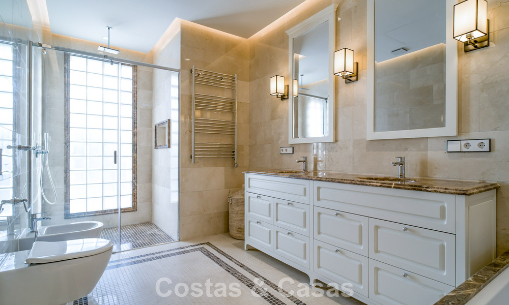 Luxevilla te koop in een eigentijdse klassieke stijl met zeezicht in vijfsterren golfresort in Marbella - Benahavis 775520