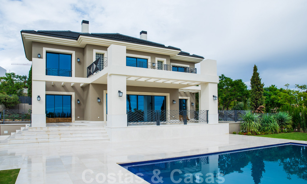 Nieuwbouw villa te koop in een hedendaagse klassieke stijl met zeezicht in vijfsterren golfresort in Marbella - Benahavis 34940