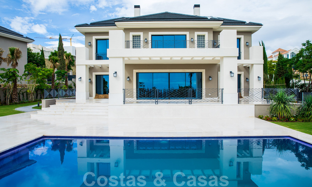 Nieuwbouw villa te koop in een hedendaagse klassieke stijl met zeezicht in vijfsterren golfresort in Marbella - Benahavis 34941