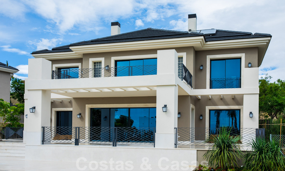 Nieuwbouw villa te koop in een hedendaagse klassieke stijl met zeezicht in vijfsterren golfresort in Marbella - Benahavis 34944