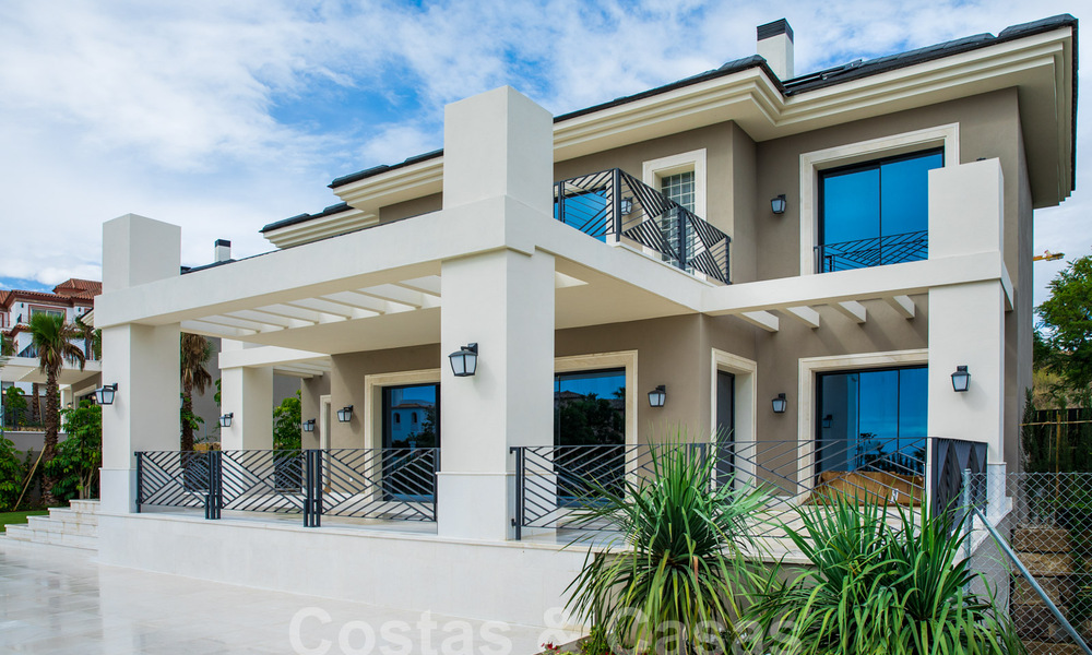 Nieuwbouw villa te koop in een hedendaagse klassieke stijl met zeezicht in vijfsterren golfresort in Marbella - Benahavis 34945
