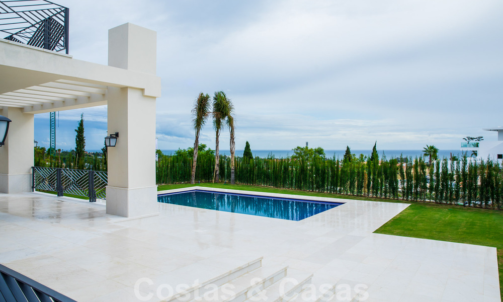 Nieuwbouw villa te koop in een hedendaagse klassieke stijl met zeezicht in vijfsterren golfresort in Marbella - Benahavis 34947