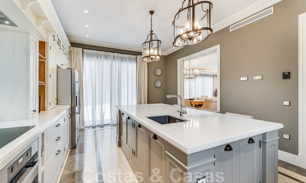 Nieuwbouw villa te koop in een hedendaagse klassieke stijl met zeezicht in vijfsterren golfresort in Marbella - Benahavis 34950