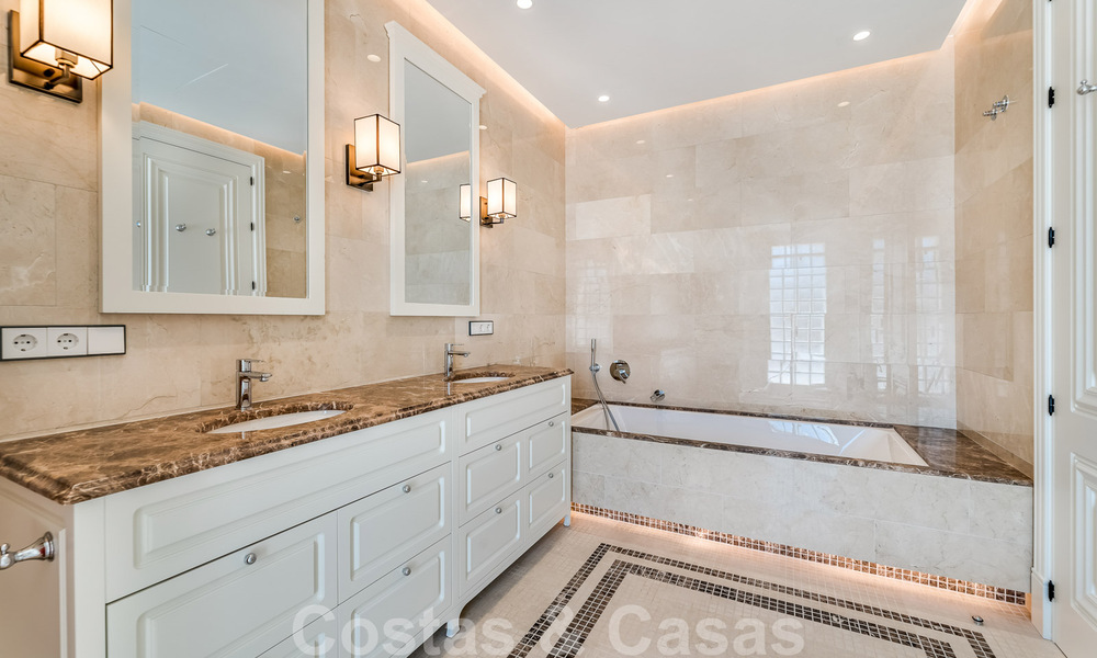 Nieuwbouw villa te koop in een hedendaagse klassieke stijl met zeezicht in vijfsterren golfresort in Marbella - Benahavis 34957