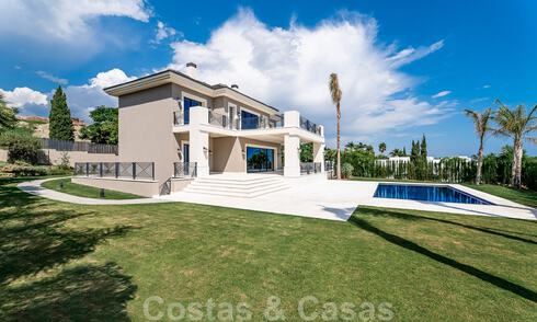 Nieuwbouw villa te koop in een hedendaagse klassieke stijl met zeezicht in vijfsterren golfresort in Marbella - Benahavis 34960