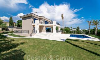 Nieuwbouw villa te koop in een hedendaagse klassieke stijl met zeezicht in vijfsterren golfresort in Marbella - Benahavis 34960 