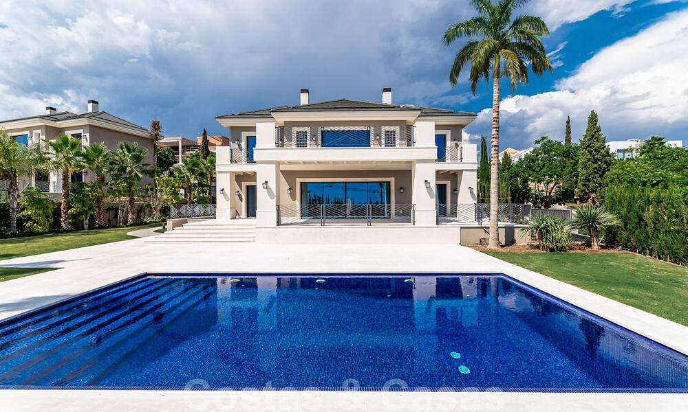 Nieuwbouw villa te koop in een hedendaagse klassieke stijl met zeezicht in vijfsterren golfresort in Marbella - Benahavis 34961