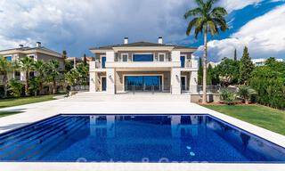 Nieuwbouw villa te koop in een hedendaagse klassieke stijl met zeezicht in vijfsterren golfresort in Marbella - Benahavis 34961 