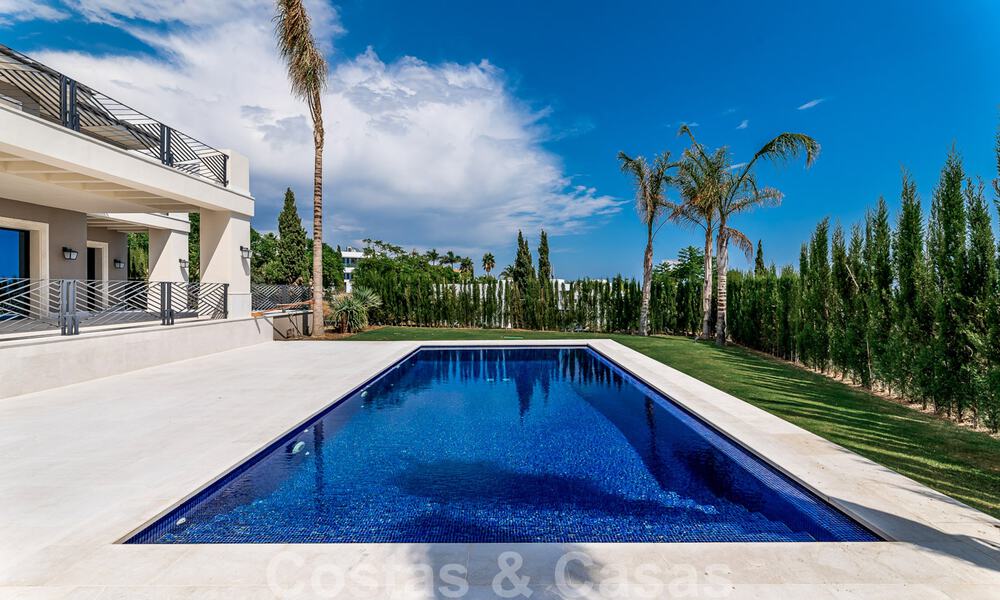 Nieuwbouw villa te koop in een hedendaagse klassieke stijl met zeezicht in vijfsterren golfresort in Marbella - Benahavis 34962