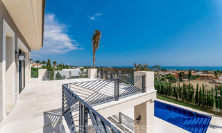 Nieuwbouw villa te koop in een hedendaagse klassieke stijl met zeezicht in vijfsterren golfresort in Marbella - Benahavis 34965 