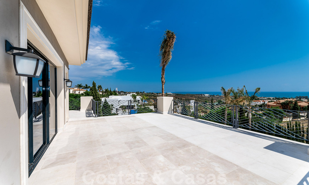 Nieuwbouw villa te koop in een hedendaagse klassieke stijl met zeezicht in vijfsterren golfresort in Marbella - Benahavis 34966