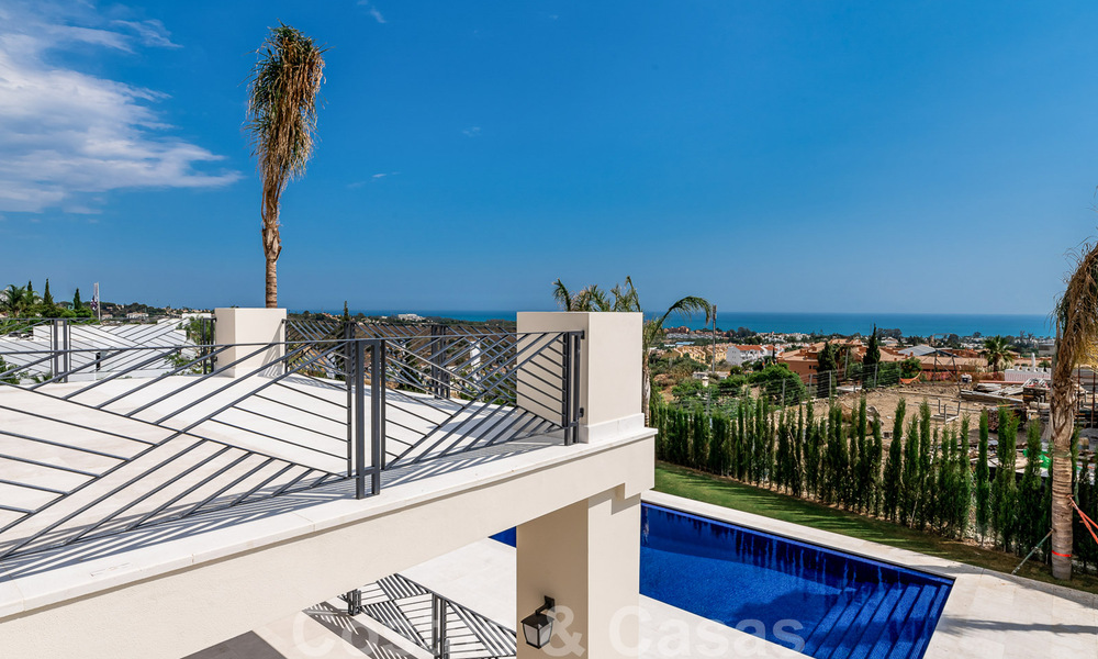 Nieuwbouw villa te koop in een hedendaagse klassieke stijl met zeezicht in vijfsterren golfresort in Marbella - Benahavis 34967