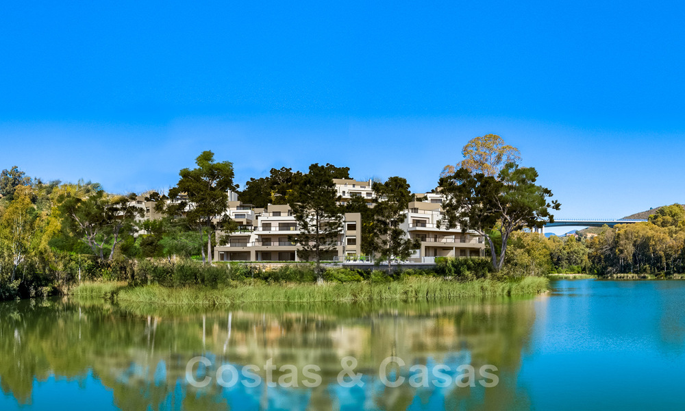 Nieuw op de markt! Moderne luxe appartementen te koop aan een idyllisch meer met panoramisch uitzicht in Nueva Andalucia - Marbella. NIEUWE FASE. 34976
