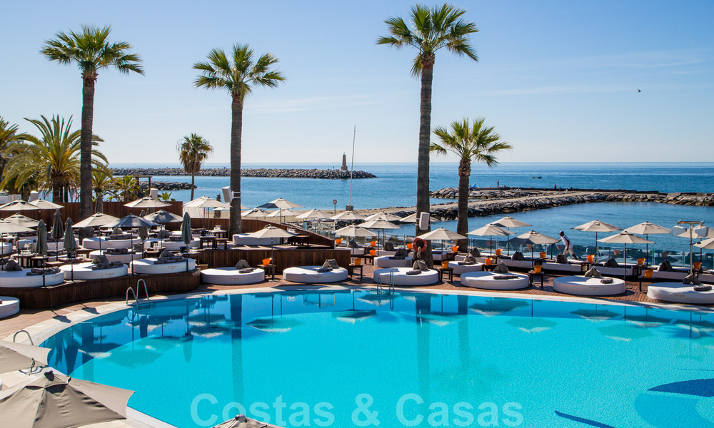 Moderne luxe appartementen te koop aan een idyllisch meer met panoramisch uitzicht in Nueva Andalucia - Marbella. NIEUWE FASE. 34993